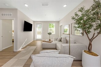 Interior Photo - Everest Largo Apartments