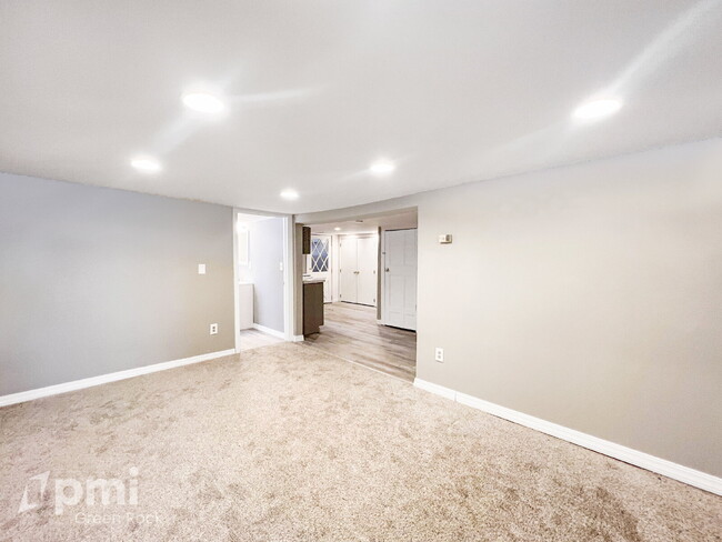 Building Photo - 1-Bedroom Apartment in a great commuter lo...