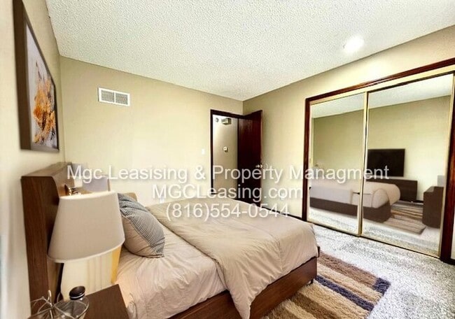 Building Photo - Charming Duplex within Walking Distance of...