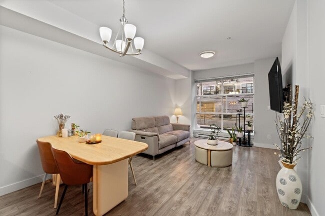 Building Photo - 827 Roderick Av