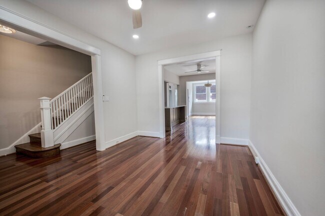 Foto del edificio - Available Now! Recently Renovated 4 Bedroo...