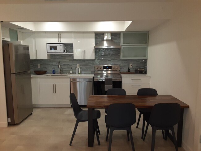 Foto del edificio - Seasonal-Beautifully renovated top floor 2/2 condo downtown Sarasota.