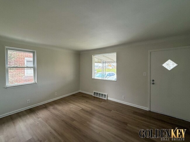 Building Photo - 3 Bed 1 Bath Lincoln Park Home