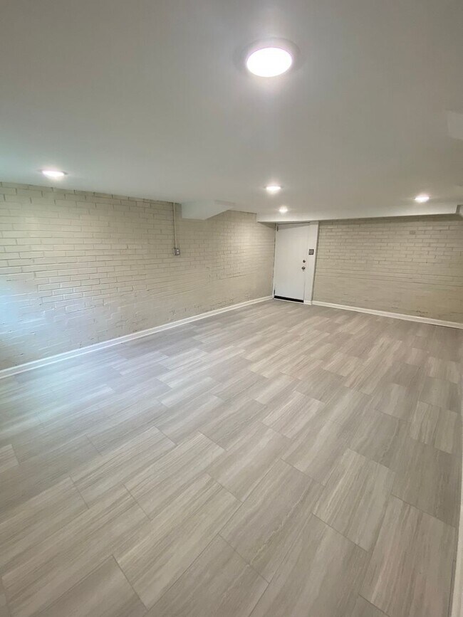 Building Photo - Spacious 3BR/3BA Home with Private Baths – Great for Students