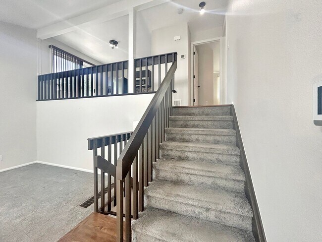 Foto del edificio - $0 DEPOSIT OPTION. DESIRABLE DAKOTA STATION SPLIT-LEVEL HOME WITH 3 BEDROOMS, 2 BATHS, AND SPACIO...