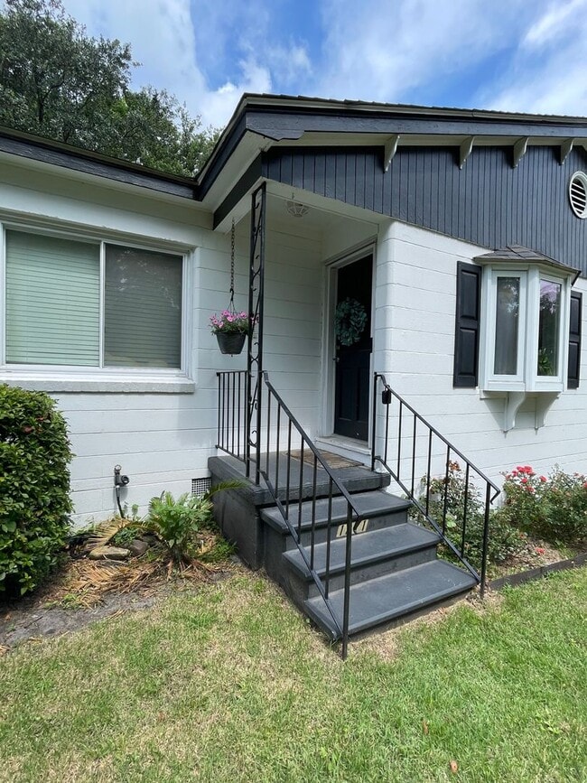Building Photo - West Ashley Home in Pinecrest Gardens!