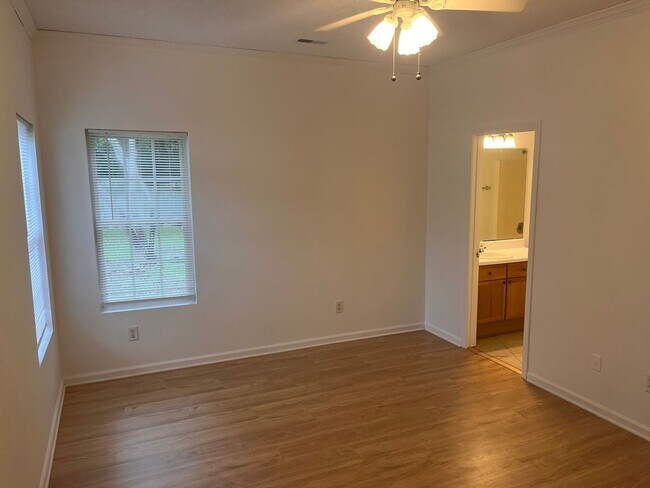 Building Photo - 3 Bedroom 2 bath Single Family Home locate...