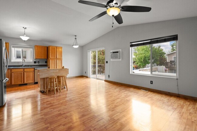 Building Photo - Amazing 3 Bedroom/2 Bath Bi-Level Home for Rent