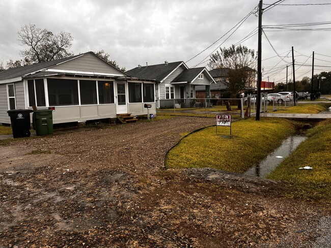 Building Photo - 4726 Carmen St