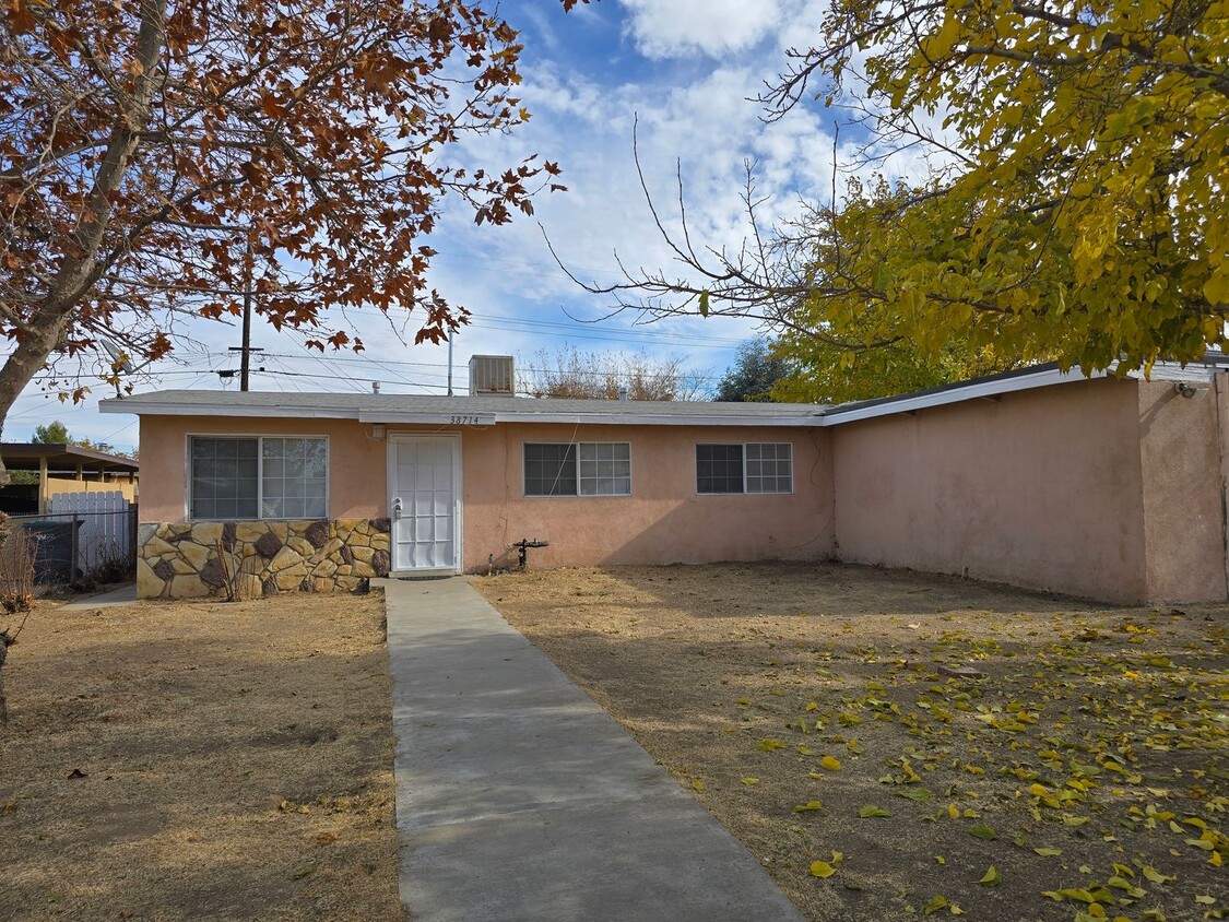 Foto principal - Charming 4-Bedroom Home in Palmdale – Move...