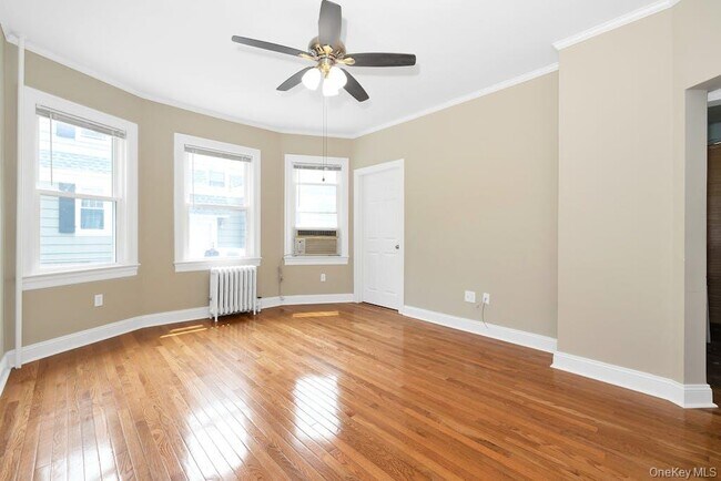 Building Photo - 747 Pelhamdale Ave