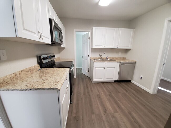 Foto del edificio - 2 Bedroom, 1 Bathroom Home with Yard - Flexible Leasing Option with 7 Months Lease