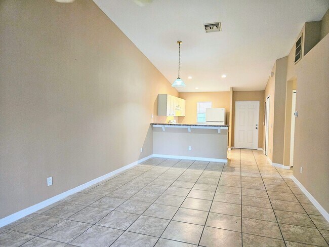 Foto del edificio - Cozy & Convenient, 3-bed, 2-bath duplex