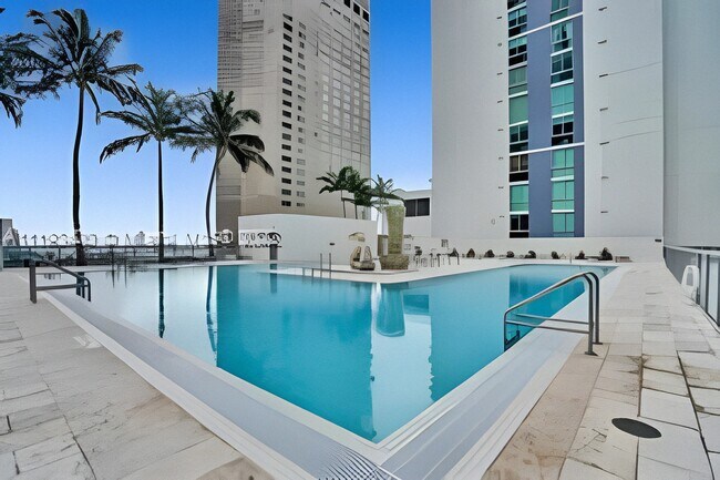 Foto del edificio - 325 S Biscayne Blvd