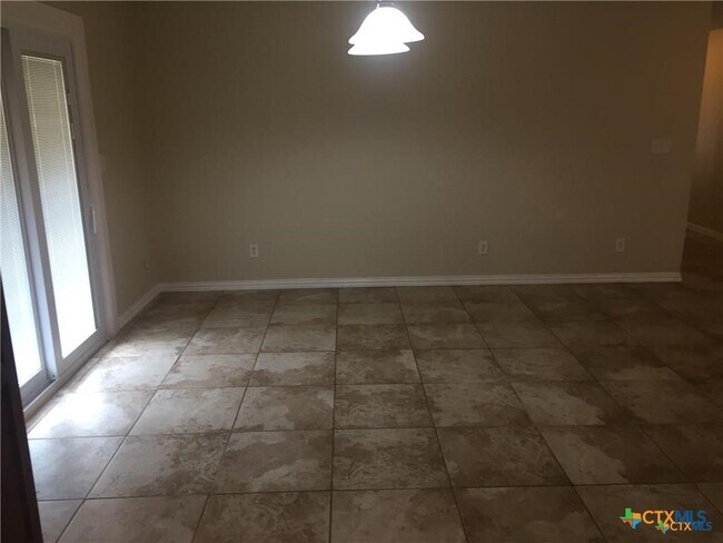 Building Photo - 1140 Hilltop Dr