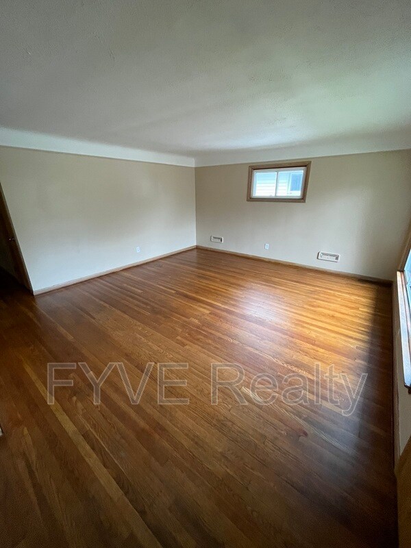 Building Photo - 8017 Fernhill Ave