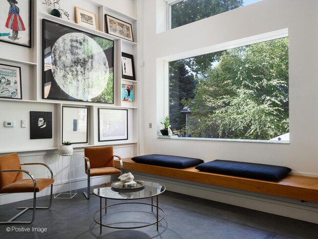 Foto del edificio - 1019 N Wolcott Ave