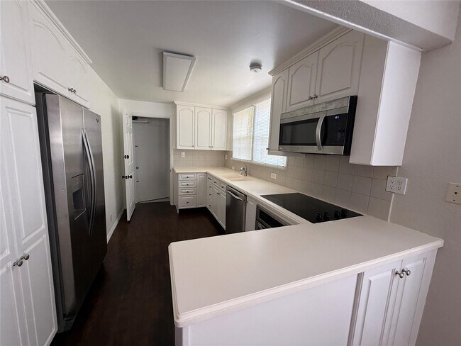 Building Photo - 5025 SW 64th Ave