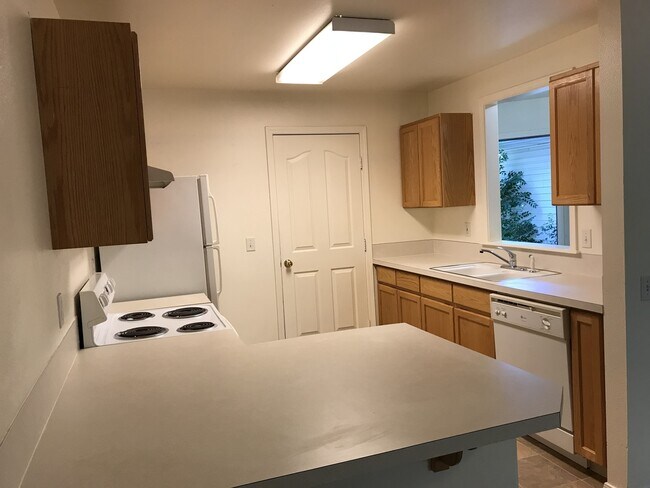 Foto del edificio - 2 bedrooms 1.5 bathroom with large living room, large kitchen PLUS 1 car garage. Bedrooms are huge