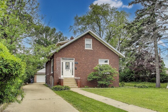 Building Photo - 36 E Touhy Ave