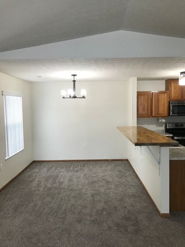 Building Photo - Two bedroom, Two Bath Condo in Springfield...