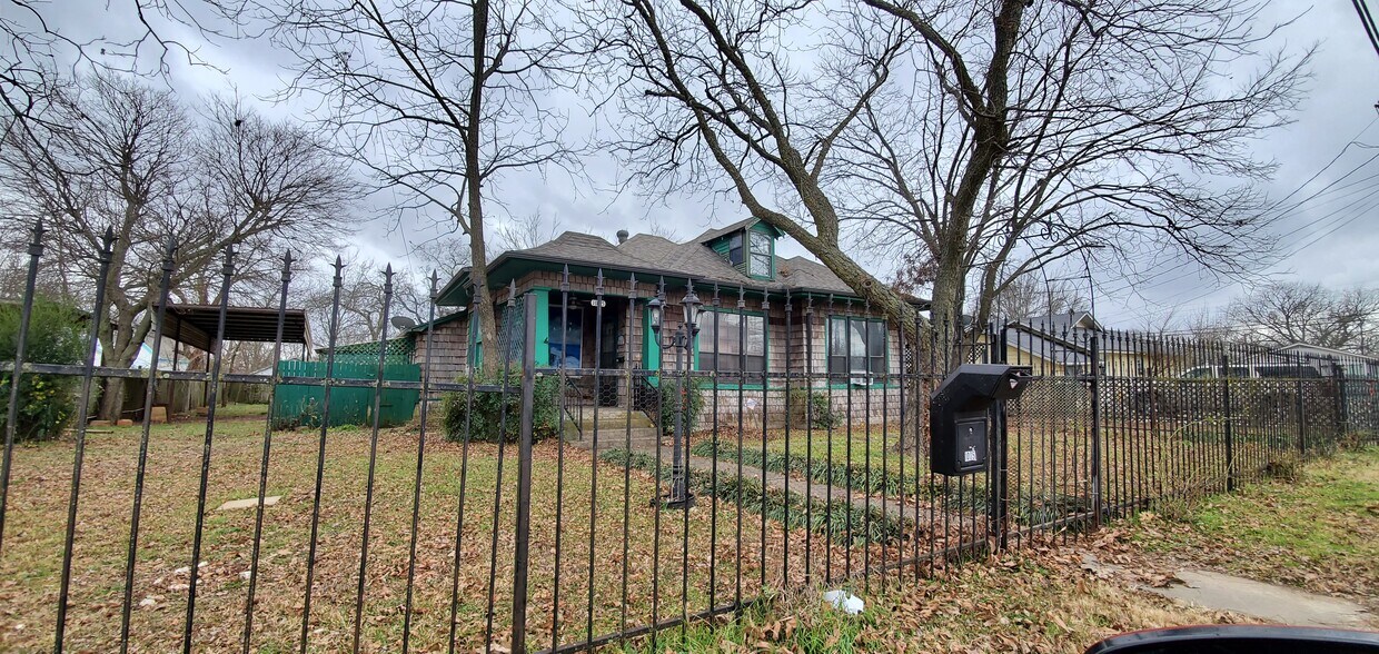 1005 Hodge St, Cleburne, TX 76033 House for Rent in Cleburne, TX