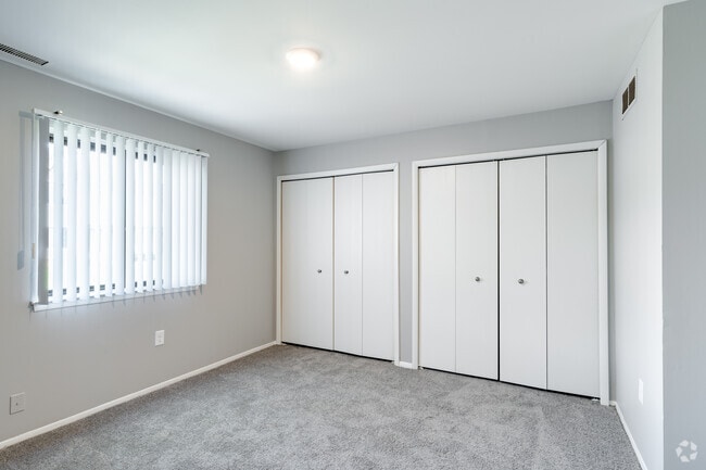 2BR, 1BA - 850SF - Bedroom - Turtle Creek Apartments