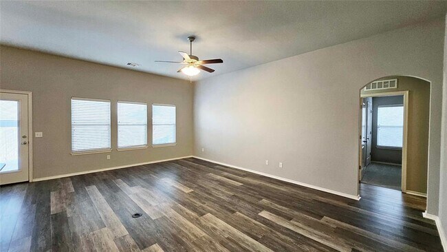 Foto del edificio - 719 Mossy Rd