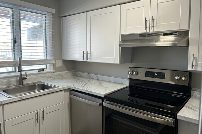 210 Calle Principal TH Kit. - 208-210 Main