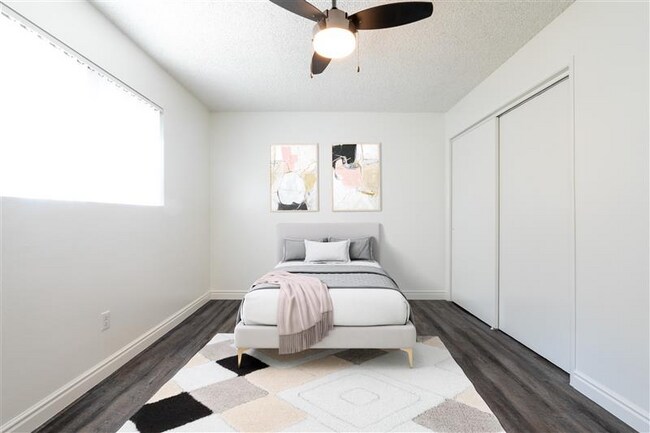 Foto del edificio - 1050 Meadow Lake Dr