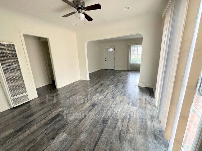 Foto del edificio - 8725 Dalton Ave