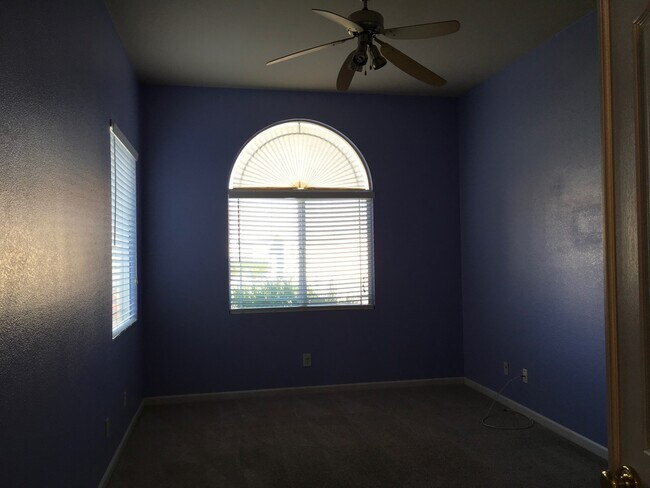 Foto del edificio - GREAT LOCATION!   4BEDS 2BATHS AND 2GARAGE