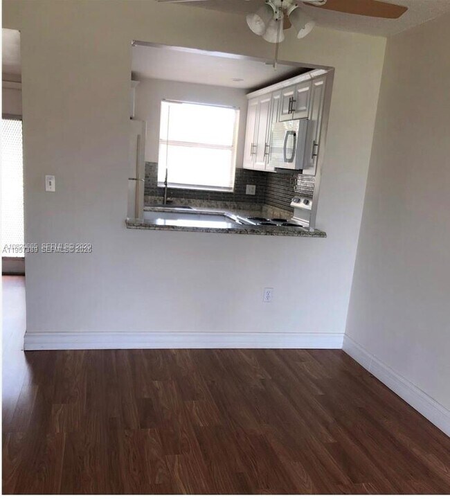 Foto del edificio - 8590 Sunrise Lakes Blvd