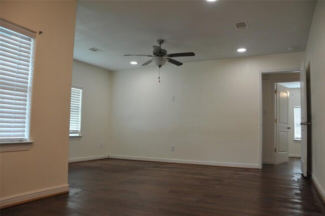 Building Photo - 5809 Beechnut St