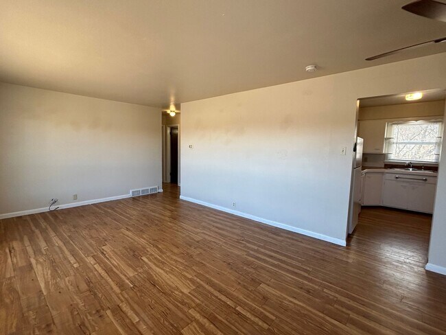 Building Photo - 821 Skyline Dr