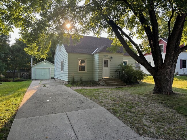 Building Photo - 812 11th Ave