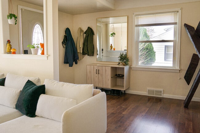 foyer - 13243 Irene St
