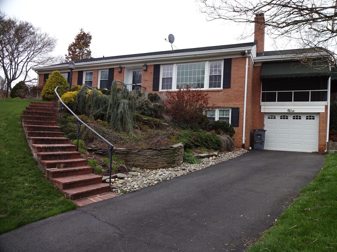 Primary Photo - Wonderful Home in Prime Location!