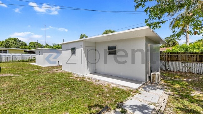 Building Photo - Unit B