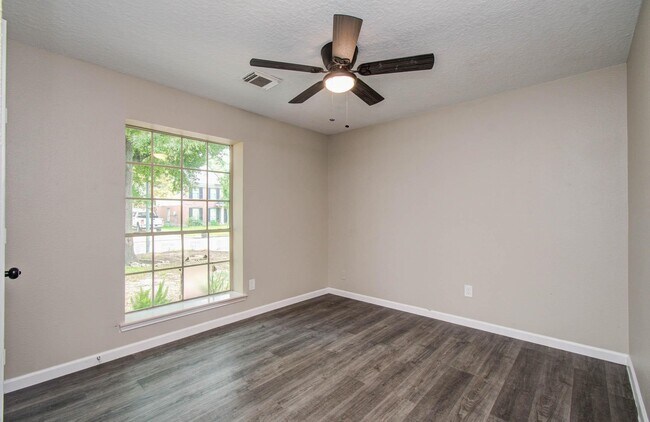 Foto del edificio - 5803 Forest Timbers Dr