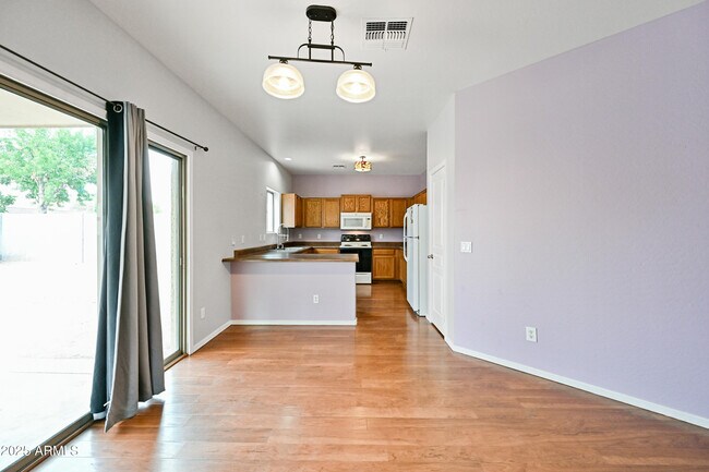 Foto del edificio - 10950 W Royal Palm Rd