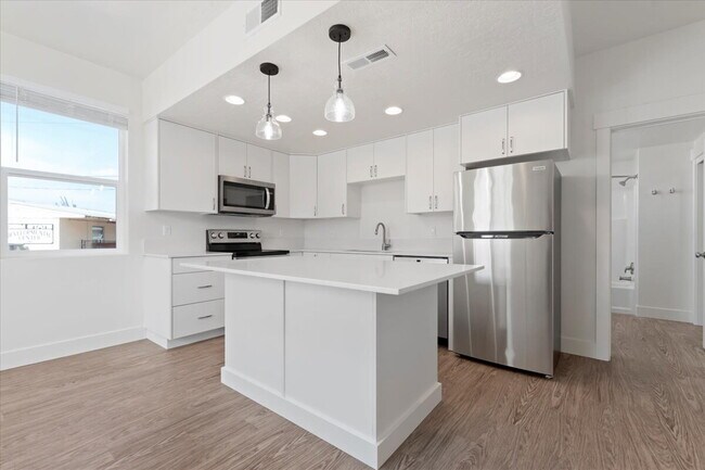 Building Photo - "Chic Comfort Awaits: 2-Bed, 2-Bath Gem with Granite Elegance in Nampa!"