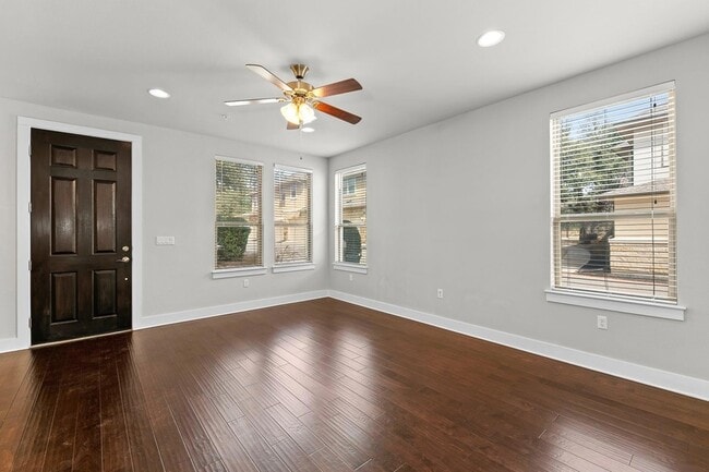 Building Photo - 13800 Lyndhurst St