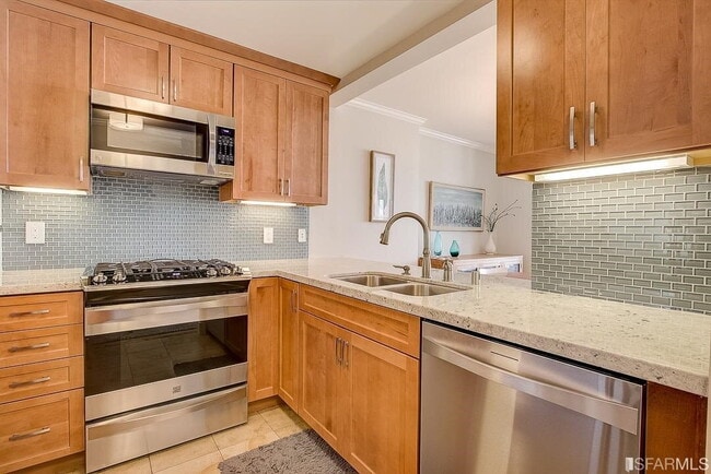 Building Photo - San Francisco Living at Its Finest 1BR/1BA w/ Parking & In-Unit Laundry