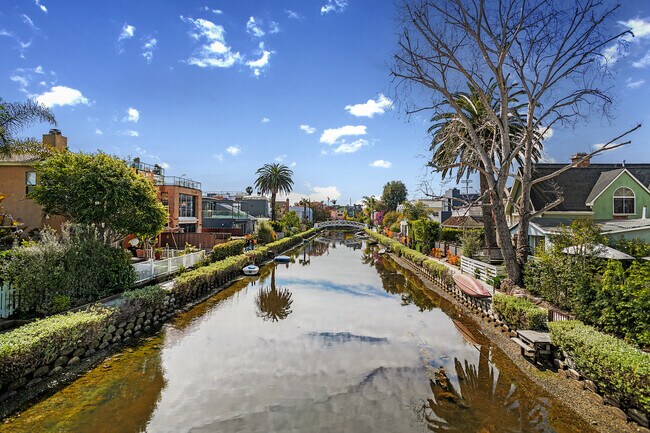 Building Photo - 447 Carroll Canal