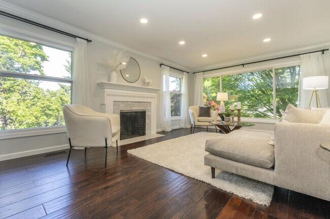 Foto del edificio - 4 BD remodeled Sylvan Heights home!