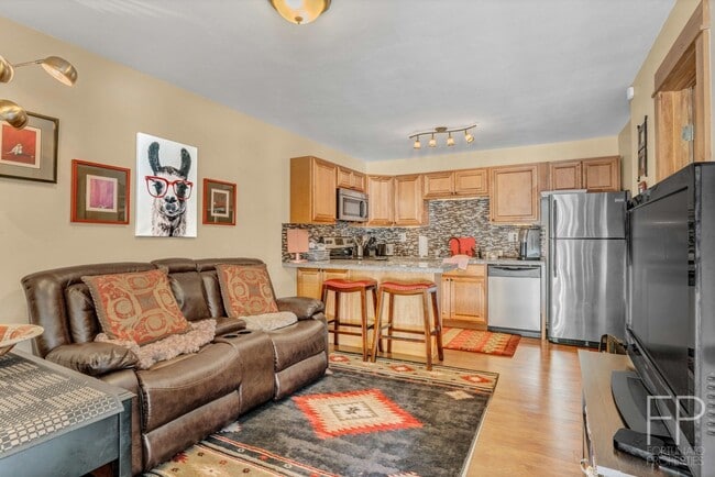 Foto del edificio - Year lease! Furnished, Move in 8/23/25! 10...