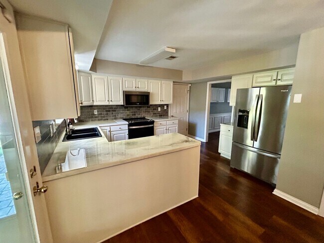 Foto del edificio - Spacious 4 Bed 2.5 Bath In Lexington!
