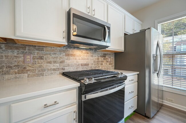 Building Photo - 3343 Chastain Gardens Dr NW