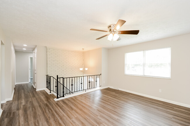 Building Photo - Charming 3 Bedroom Home